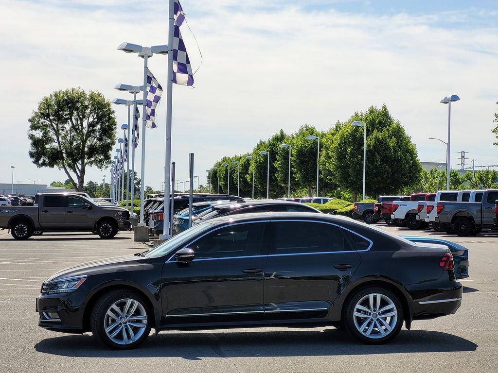 Used 2018 Black Volkswagen 2.0T SEL Premium image 7