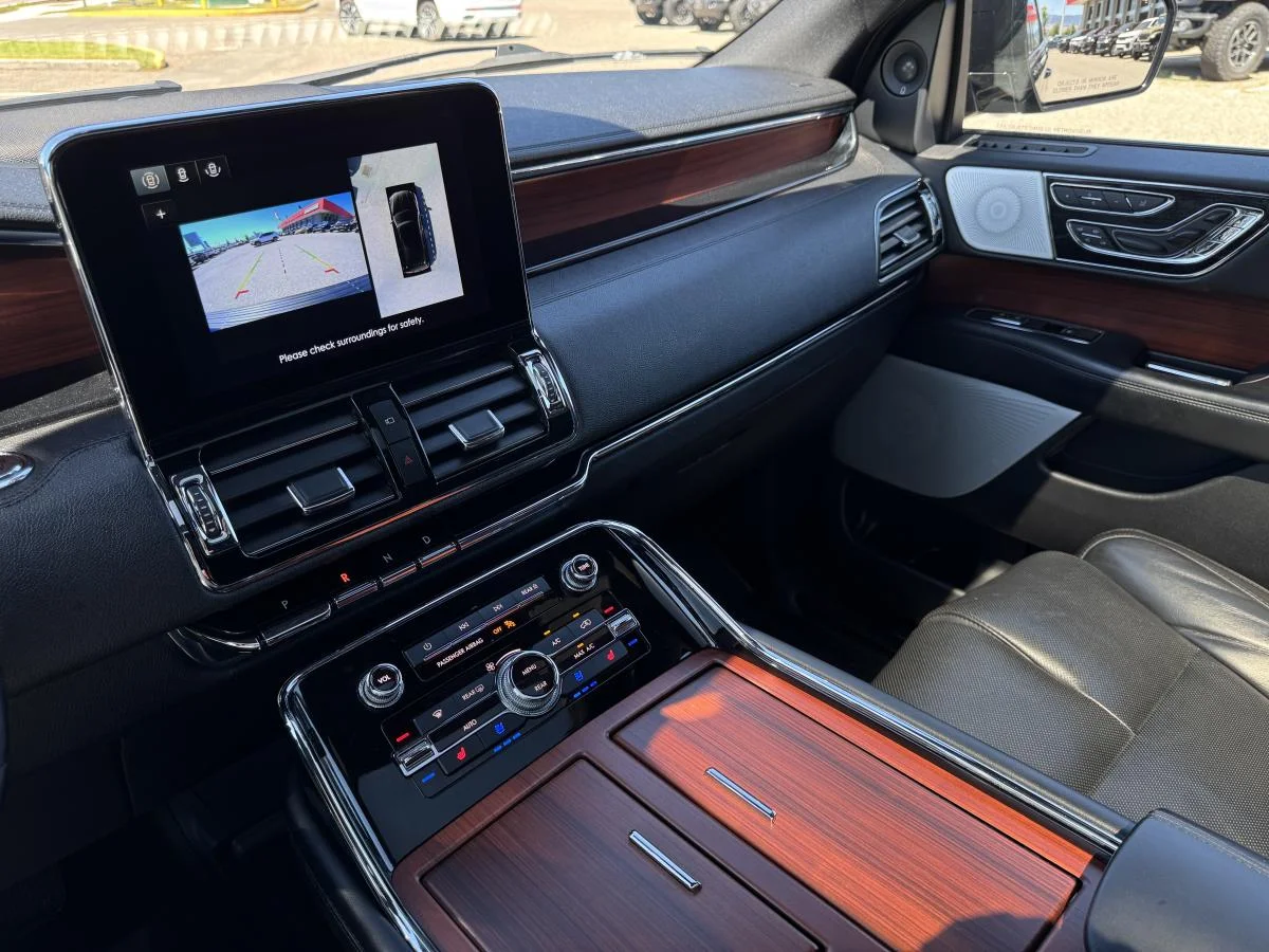 Used 2020 Blue Lincoln Reserve image 19