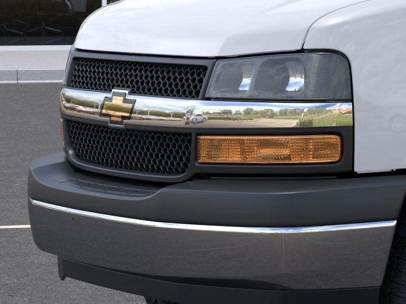 New 2025 Summit White Chevrolet 1WT image 13