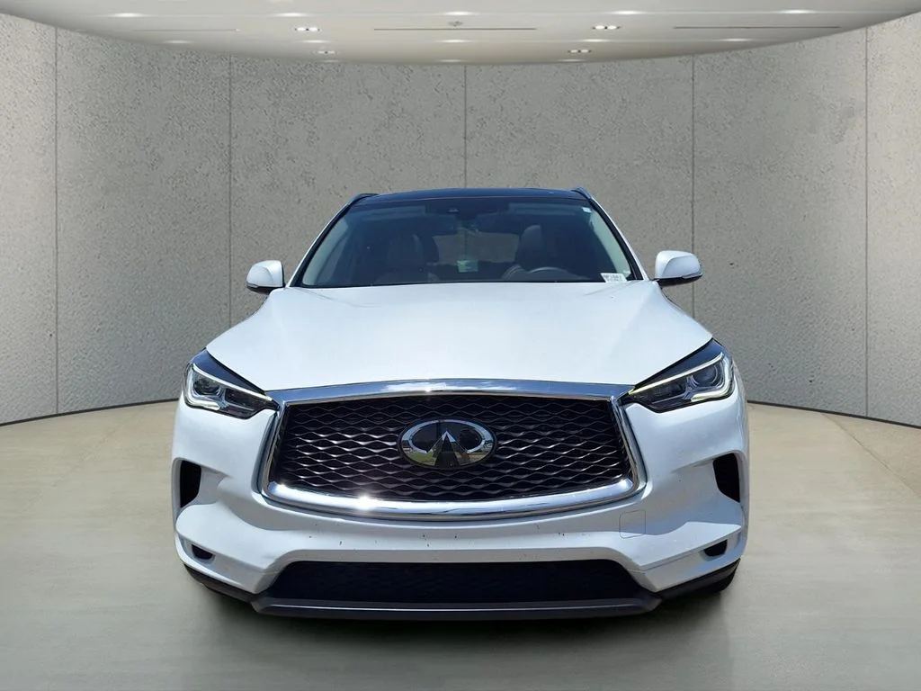 Used 2023 White INFINITI LUXE image 2