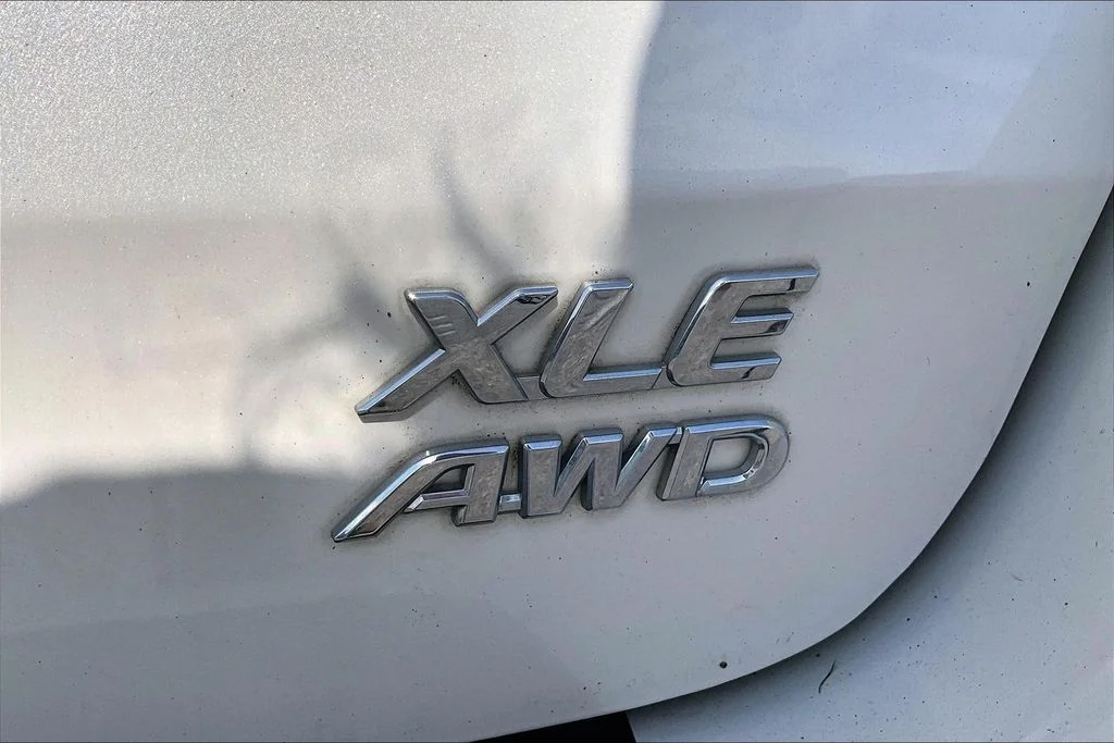 Used 2020 White Toyota XLE Premium image 23