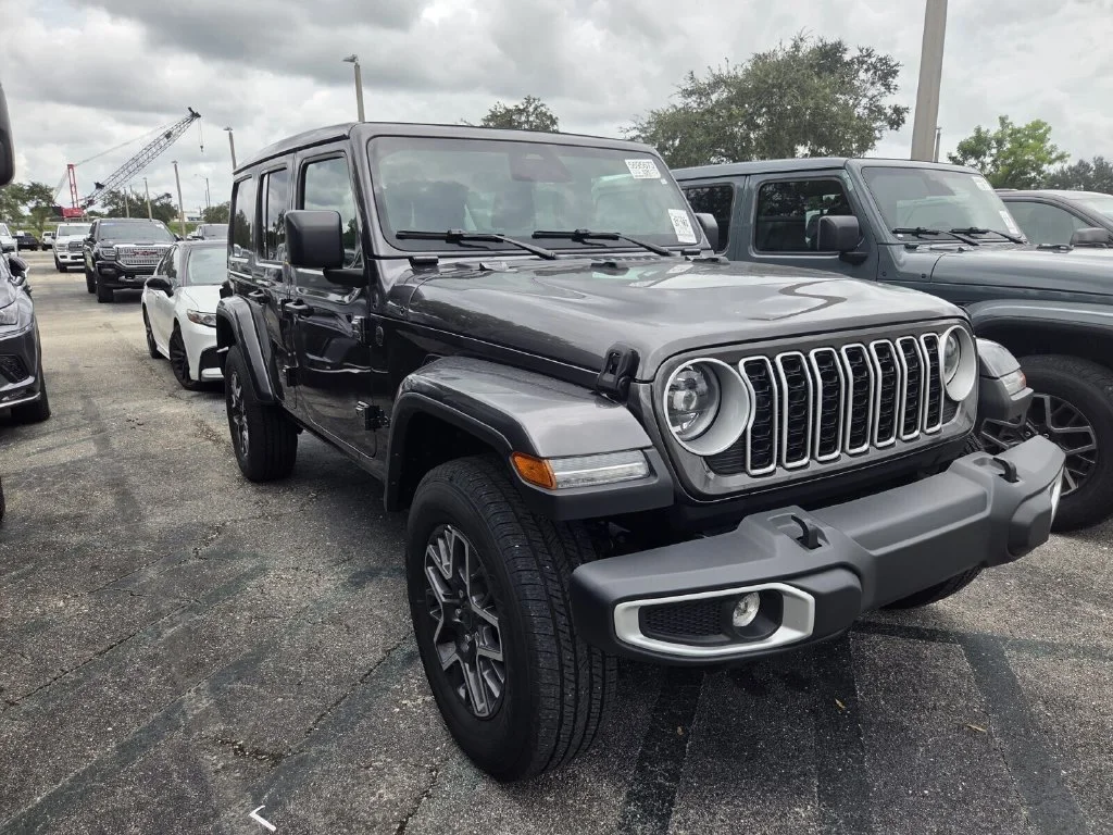 Used 2026 Granite Crystal Metallic Clearcoat Jeep Sahara image 2