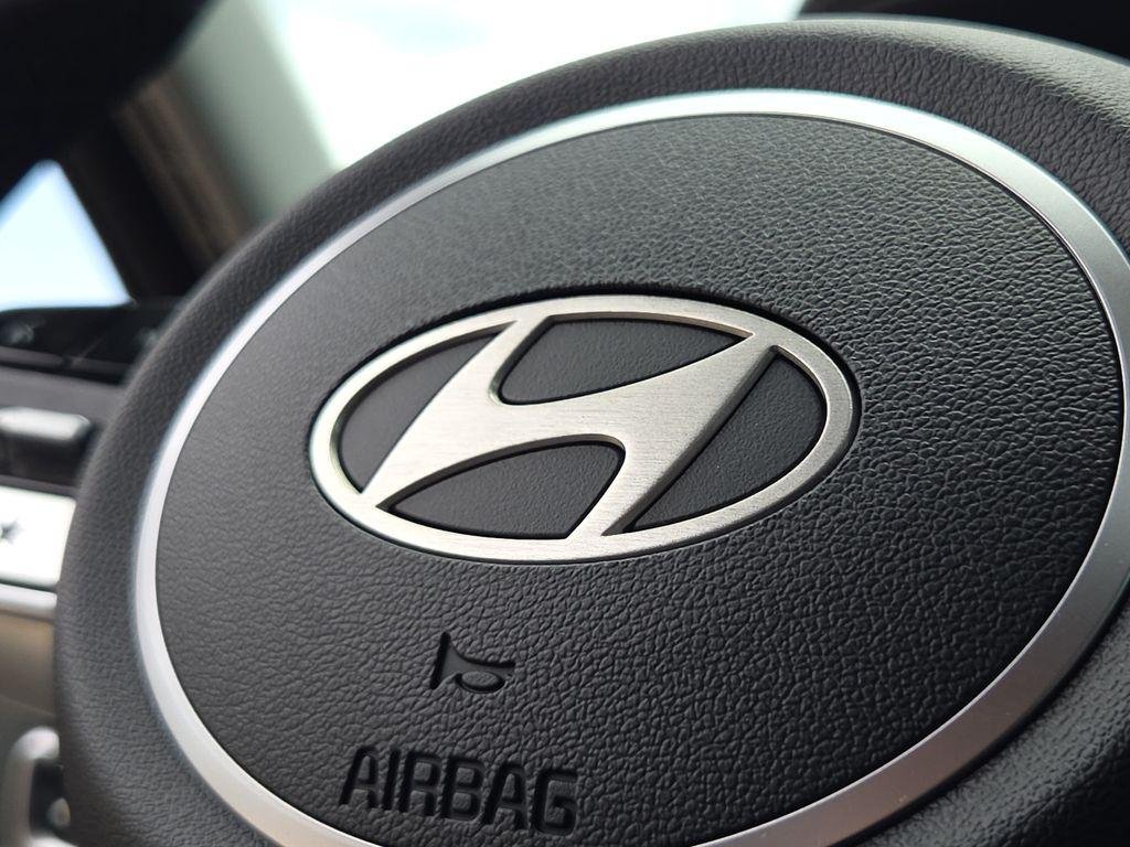 2025 Hyundai Elantra Limited - Photo 22