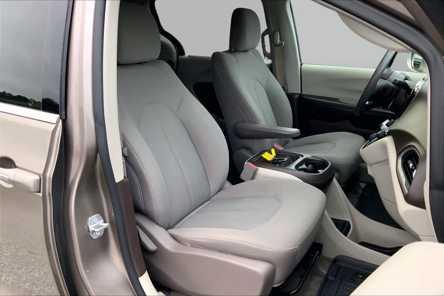 Used 2018 Molten Silver Chrysler Touring Plus image 9