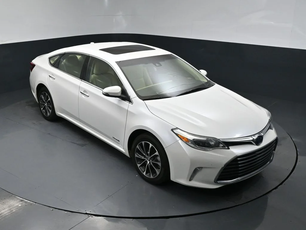 Used 2018 Blizzard Pearl Toyota XLE Premium image 13