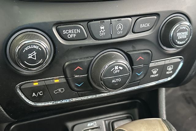 Used 2016 Silver Jeep Latitude image 23