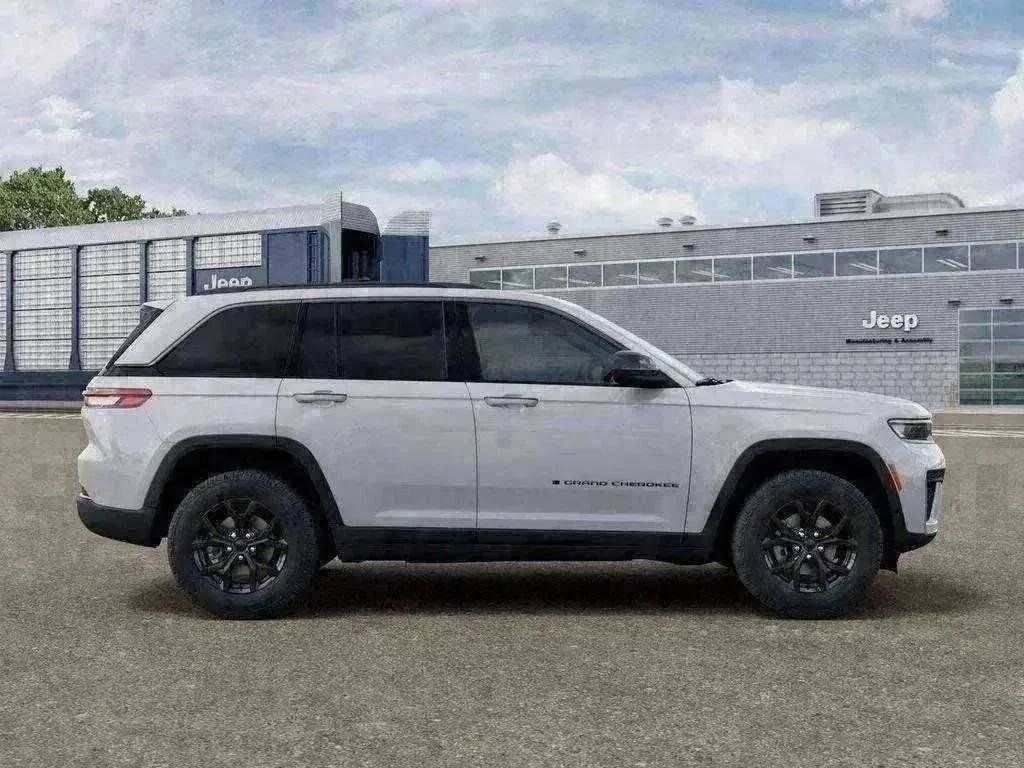 New 2026 Bright White Clear-Coat Exterior Paint Jeep Altitude image 18
