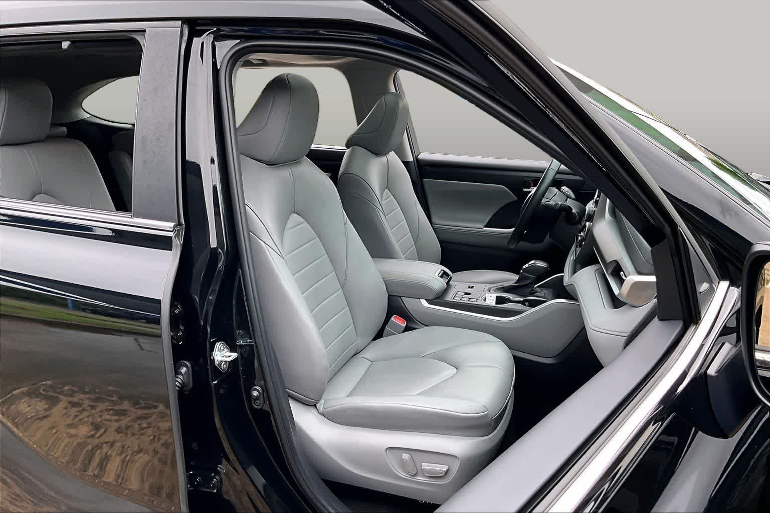 Used 2023 Midnight Black Metallic Toyota Hybrid XLE image 9