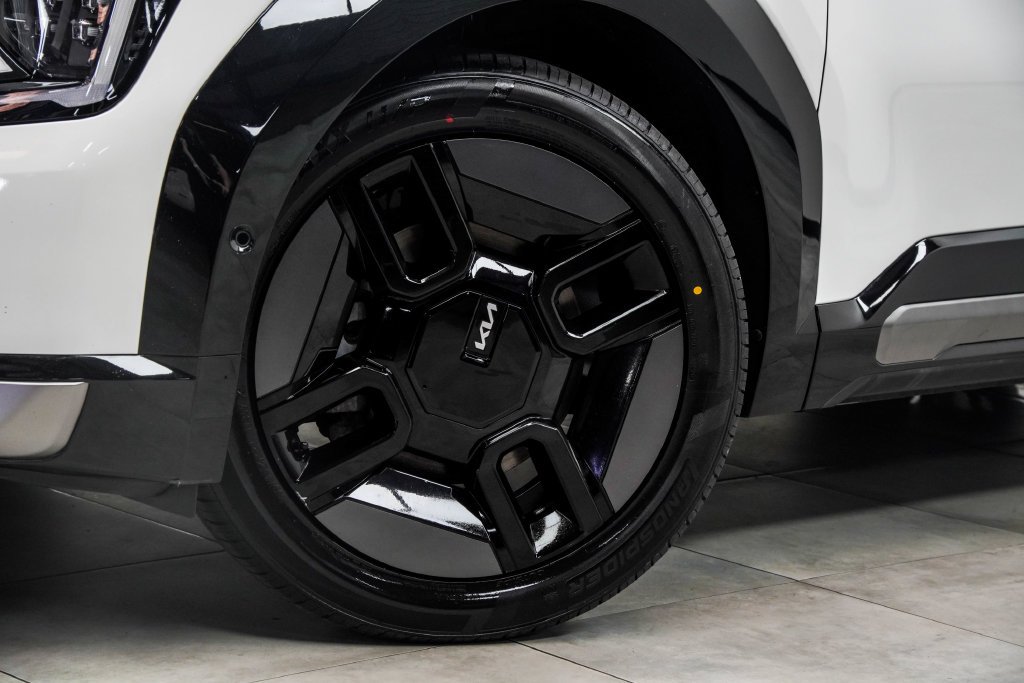 Used 2024 White Kia GT-Line image 4