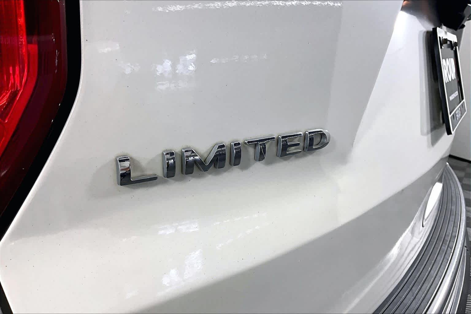Used 2018 White Platinum Metallic Tri-Coat Ford Limited image 8