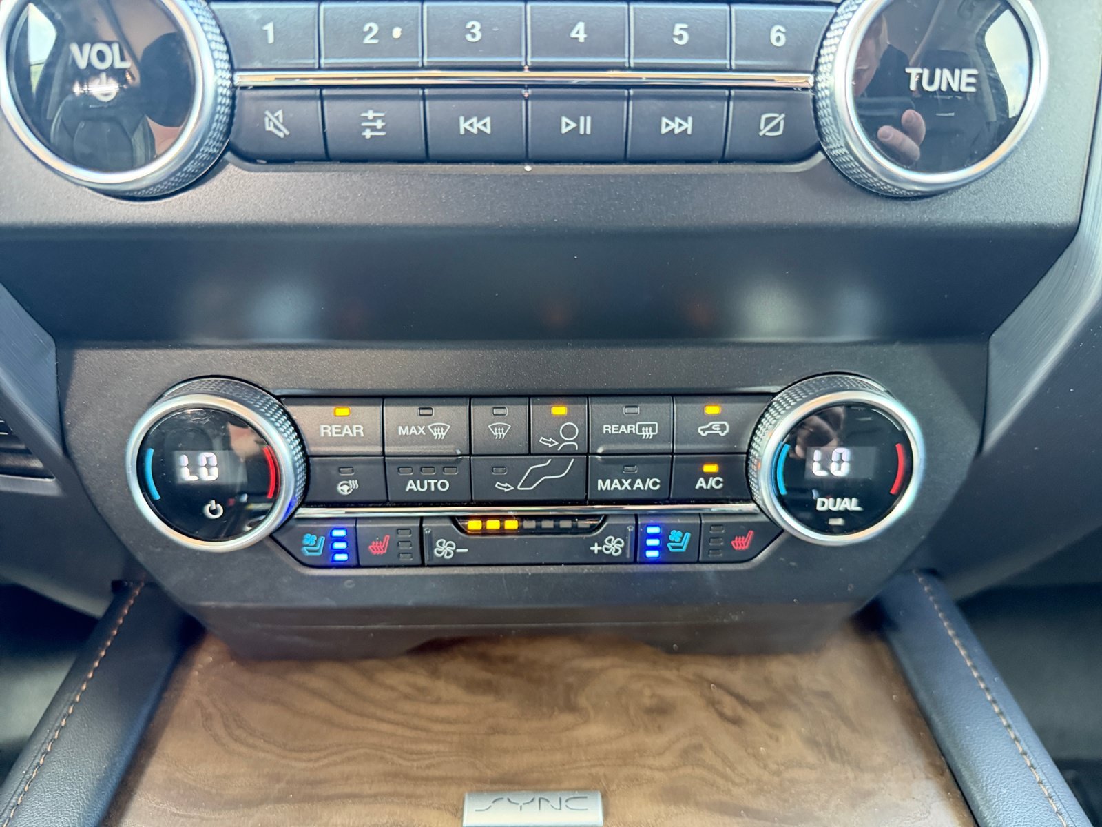 Used 2019 Magnetic Ford Platinum image 17