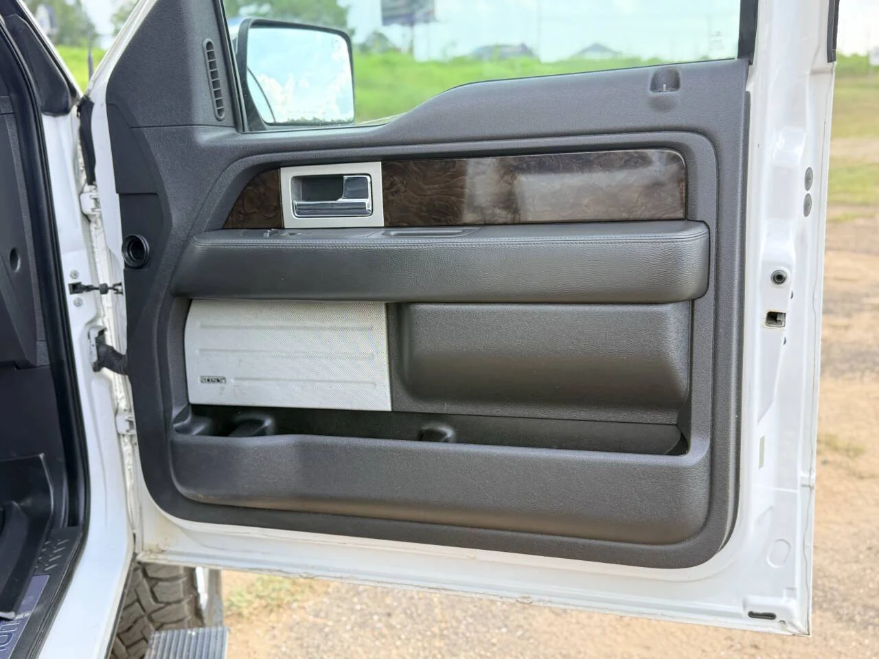 Used 2013 White Ford Platinum 4x4 4dr SuperCrew Styleside 5.5 ft. SB image 36