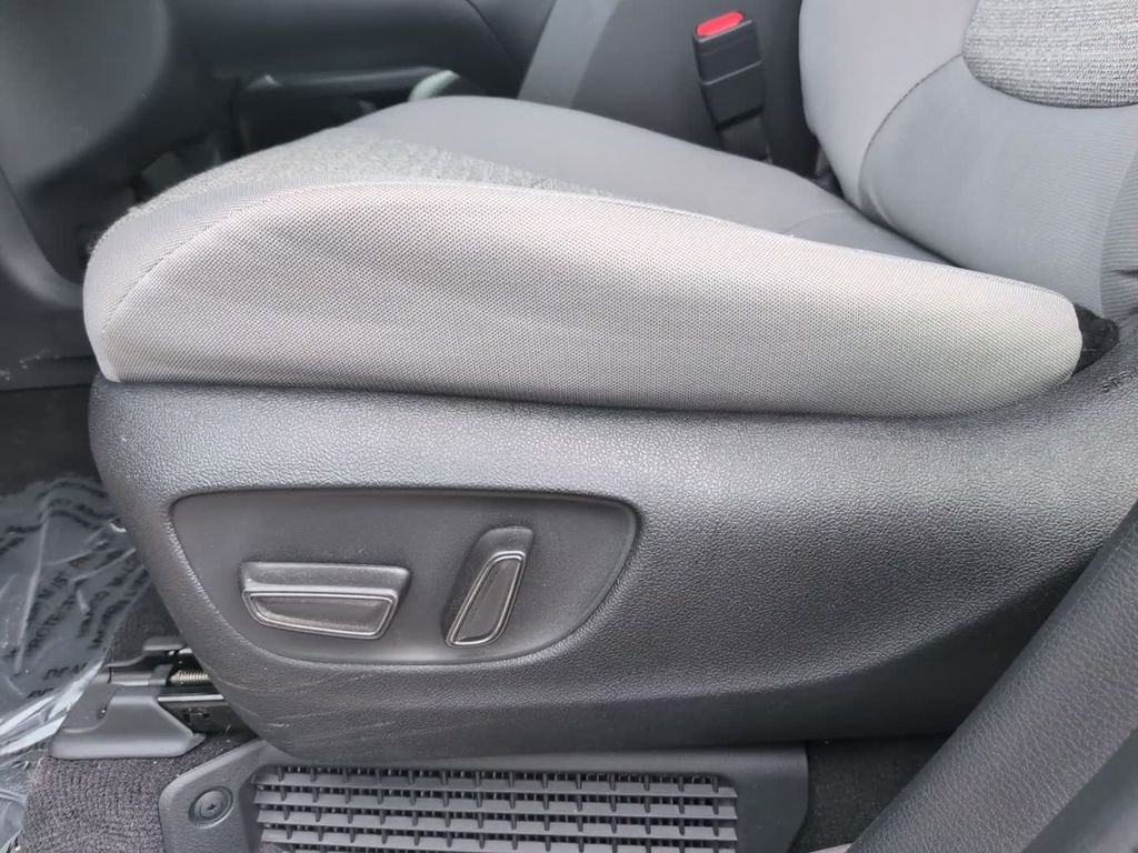2025 Toyota Sienna LE - Photo 18