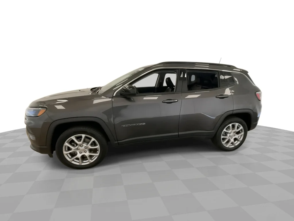 Used 2022 Granite Crystal Metallic Clear Coat Jeep Latitude Lux image 6