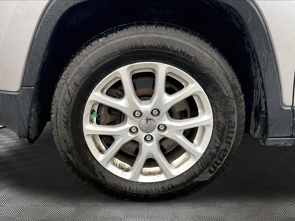 Used 2017 Billet Silver Metallic Clearcoat Jeep Latitude image 7