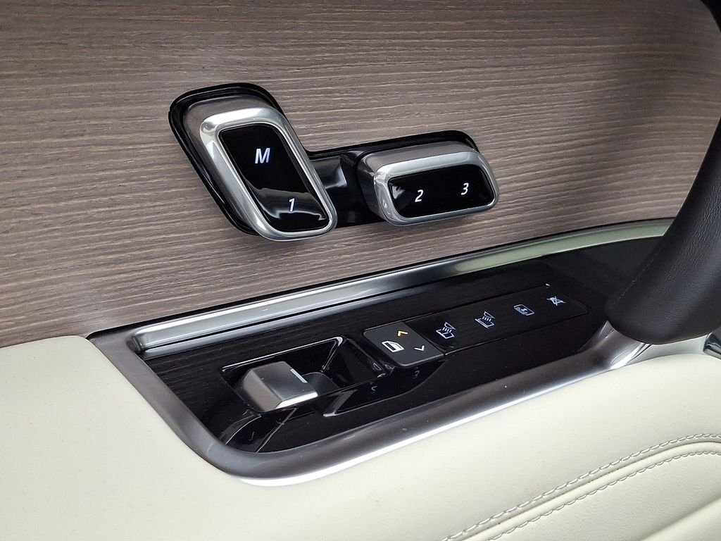 New 2026 Charente Grey Land Rover SE image 8