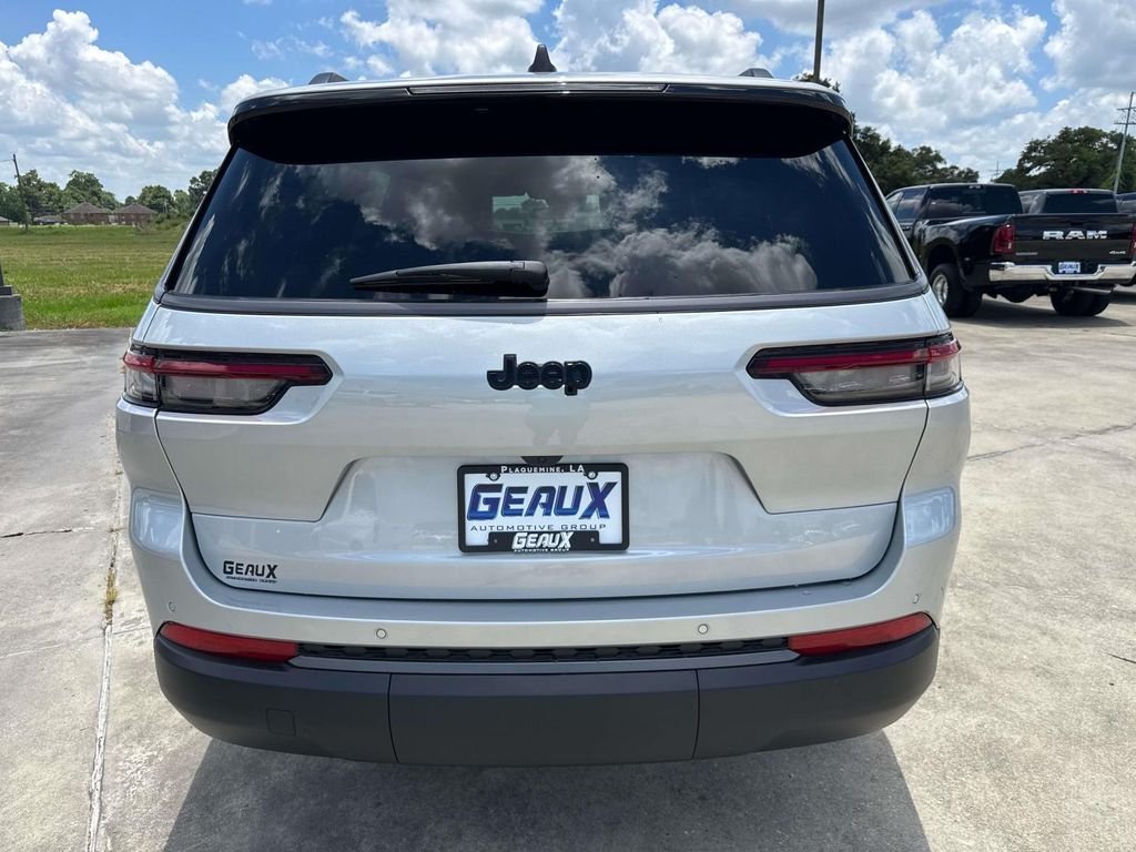 New 2026 Silver Zynith Exterior Paint Jeep Altitude image 12