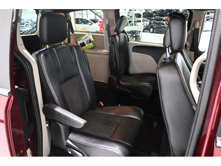 Used 2020 RED Dodge SXT Mobility Handicap Van image 17