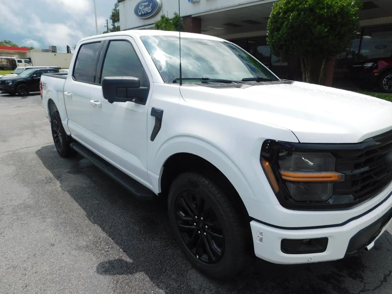New 2026 Oxford White Ford XLT image 2