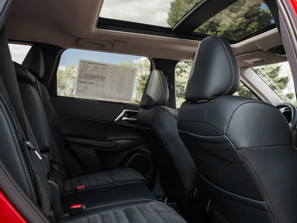 2025 Mitsubishi Outlander Plug-in Hybrid SE - Photo 12