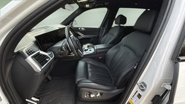 Used 2023 White BMW M60i image 18