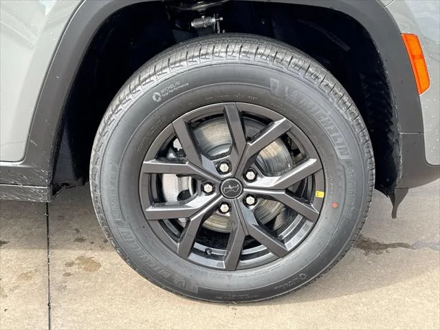 New 2027 Sting-Gray Clear-Coat Paint Jeep Laredo Altitude image 10