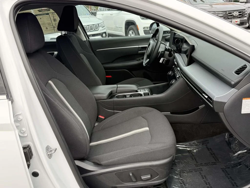 Used 2025 White Hyundai SEL image 15