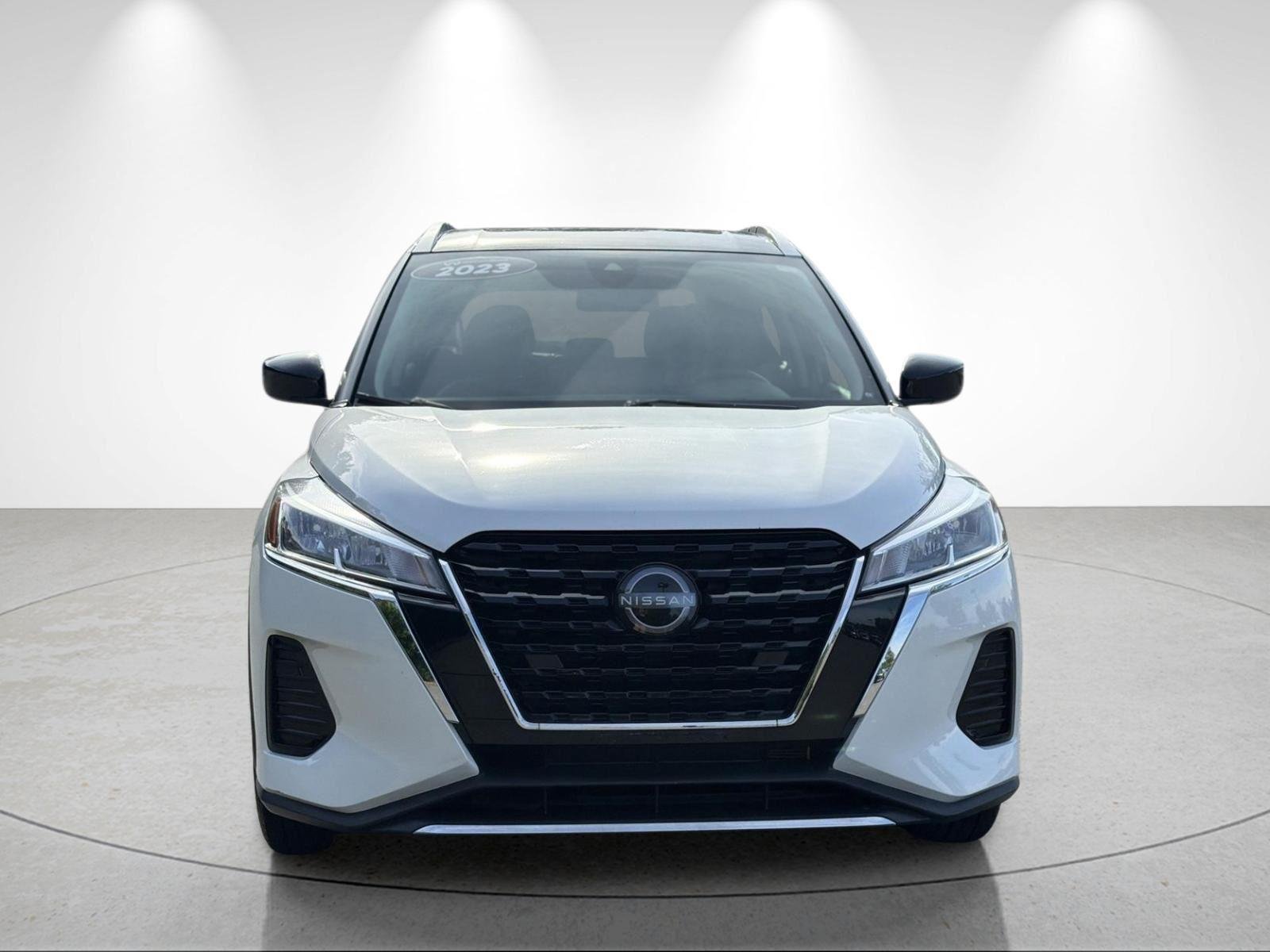 Used 2023 Aspen White Tricoat/Super Black Nissan SV image 8