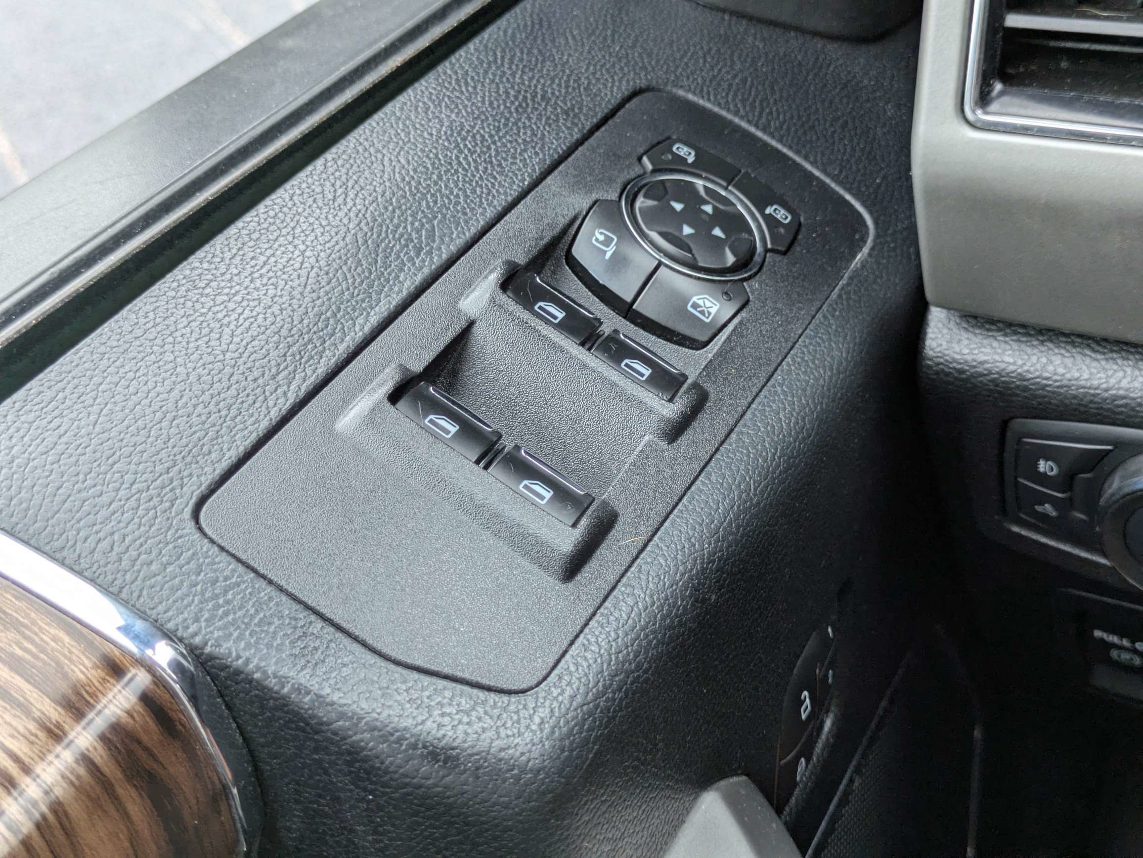 Used 2020 White Ford Lariat image 22