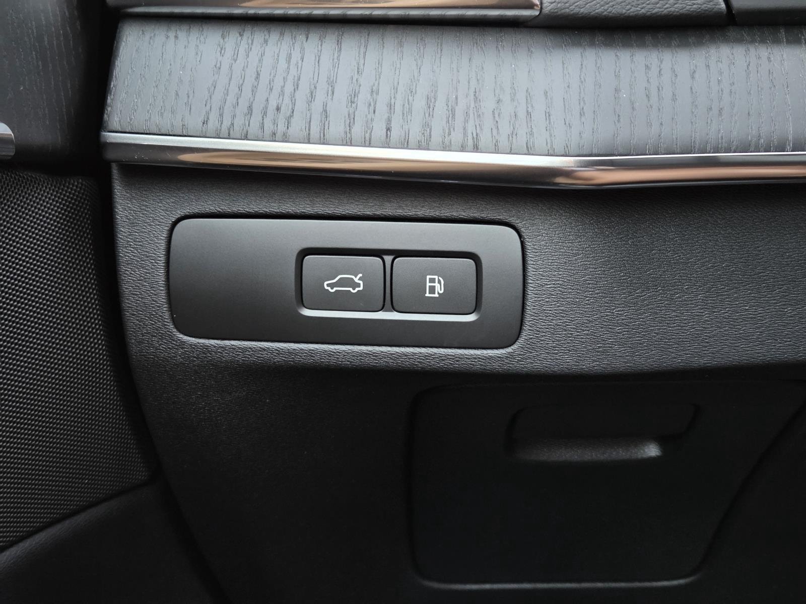 Used 2025 Crystal White Metallic Volvo Ultra image 25