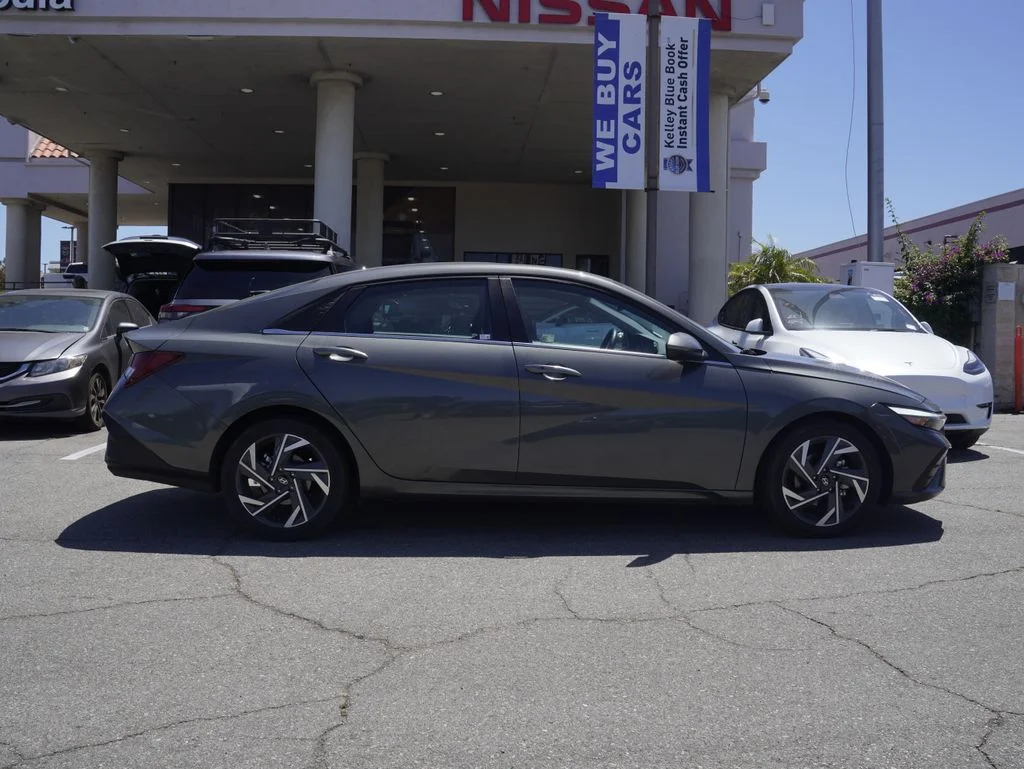Used 2025 Gray Hyundai SEL Convenience image 2