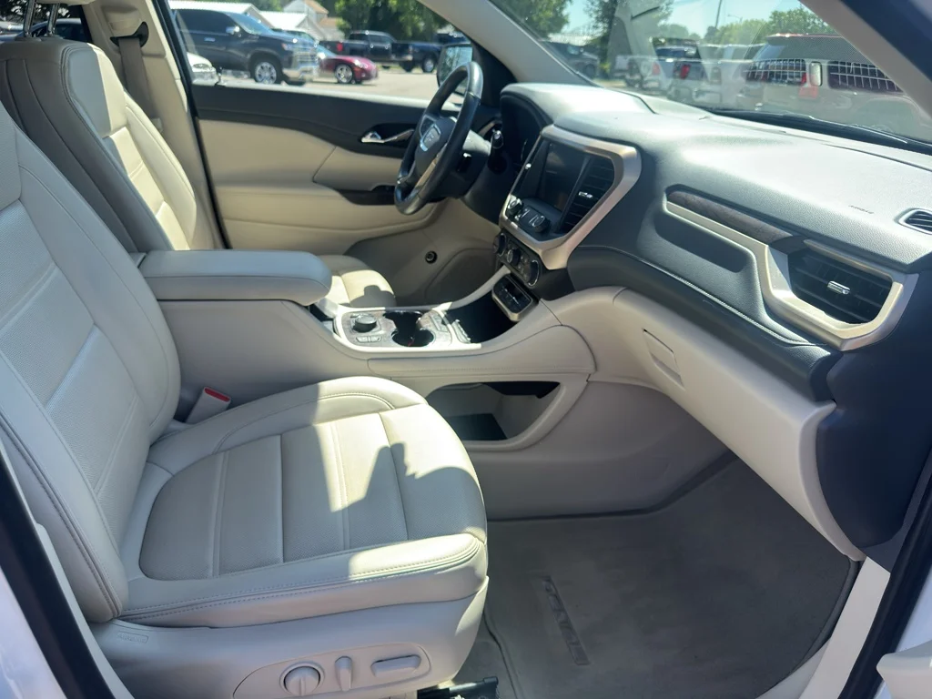 Used 2022 White Frost Tricoat GMC Denali image 16