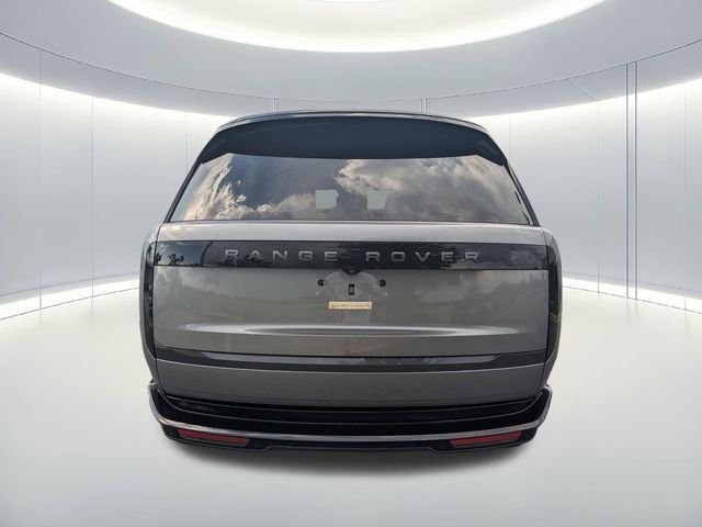 Used 2025 Eiger Grey Metallic Land Rover SE image 4