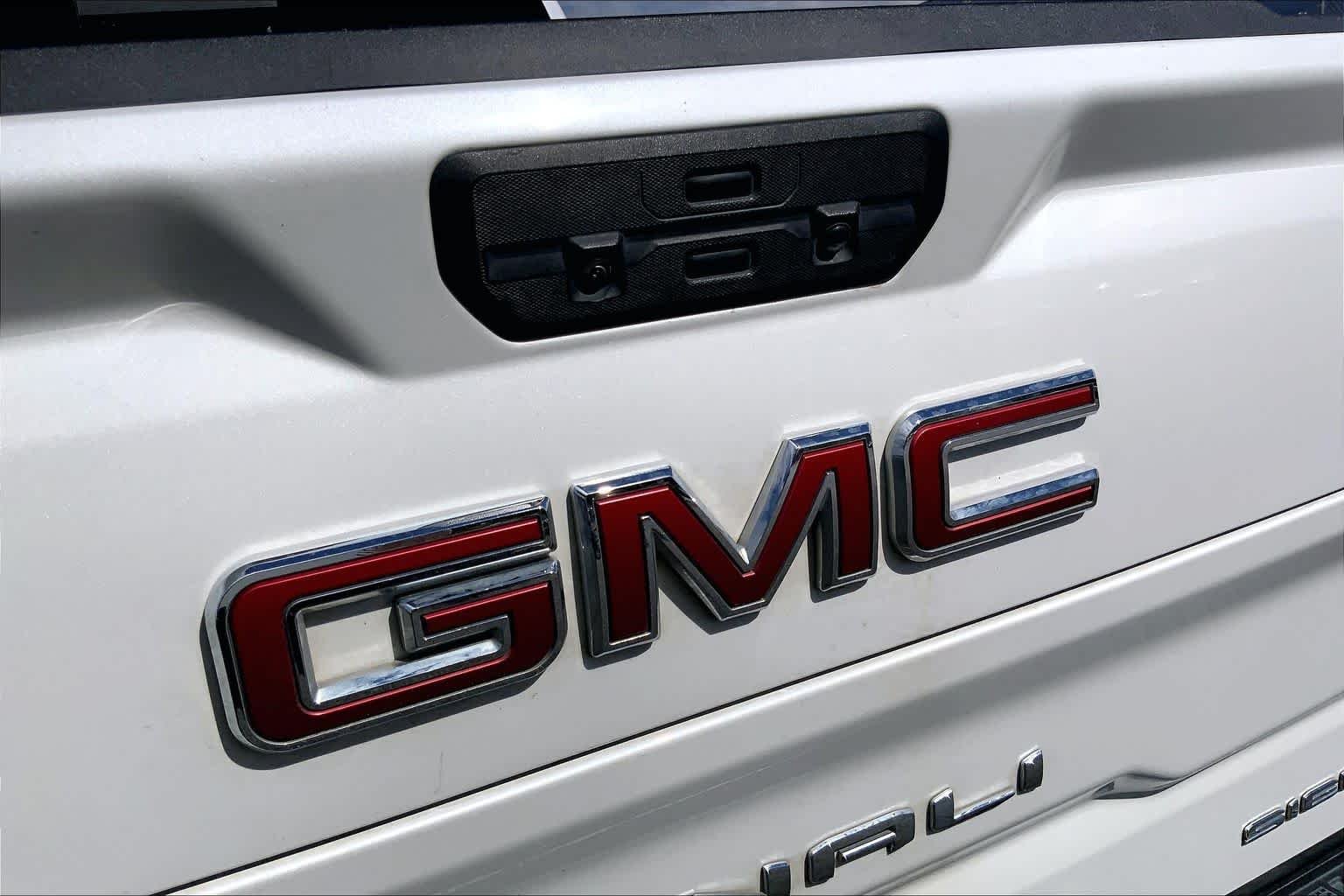 Used 2021 White Frost Tricoat GMC Denali image 28
