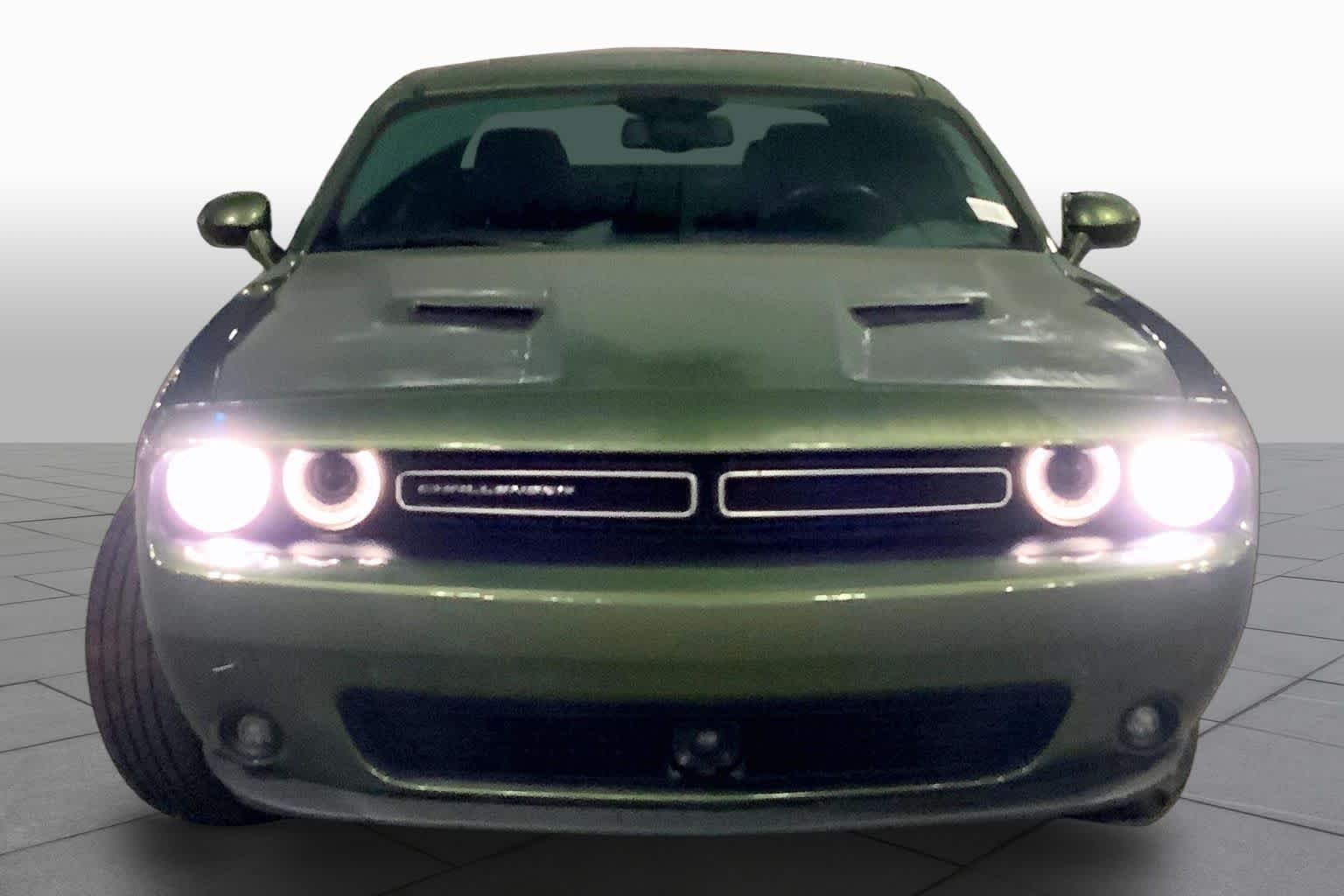Used 2019 F8 Green Dodge SXT image 4