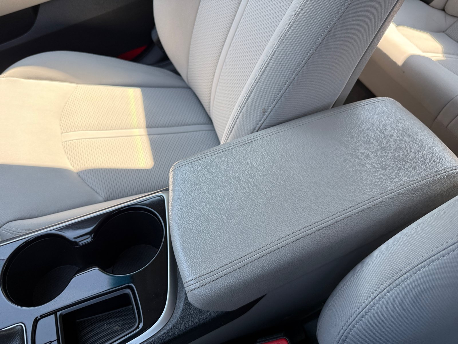 Used 2018 Quartz White Pearl Hyundai SE image 14