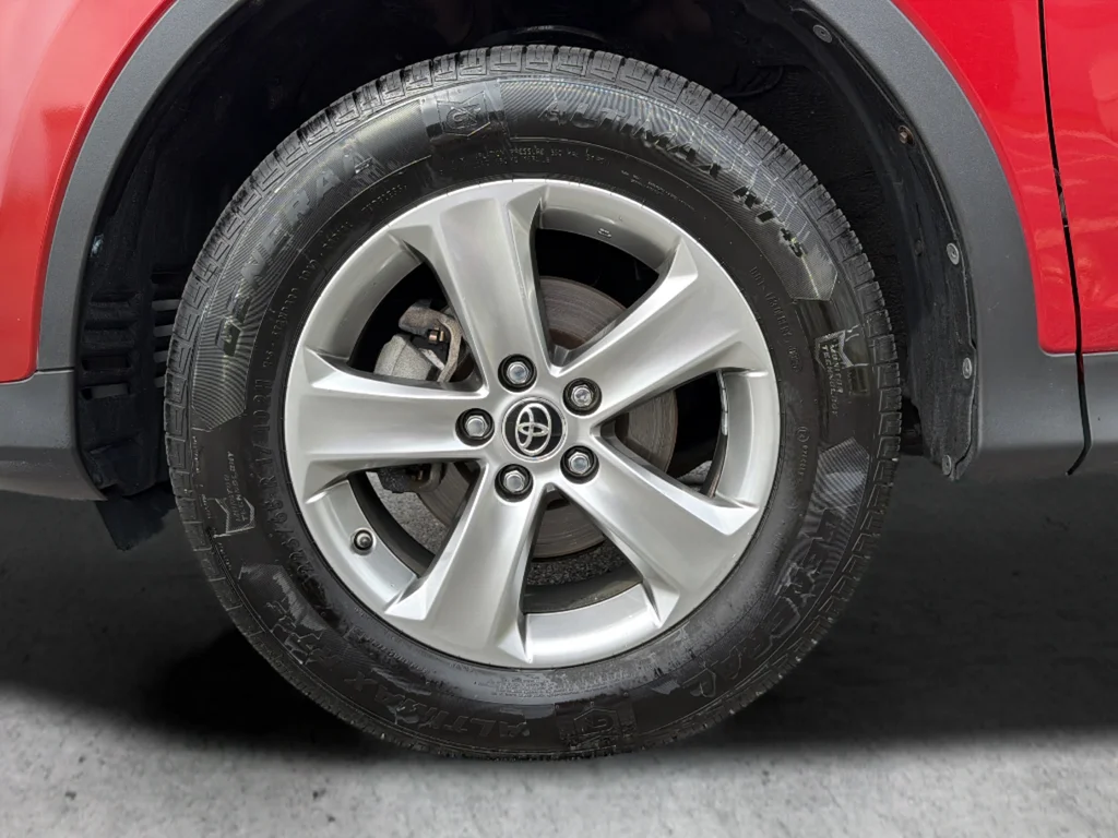 Used 2015 Red Toyota XLE image 38