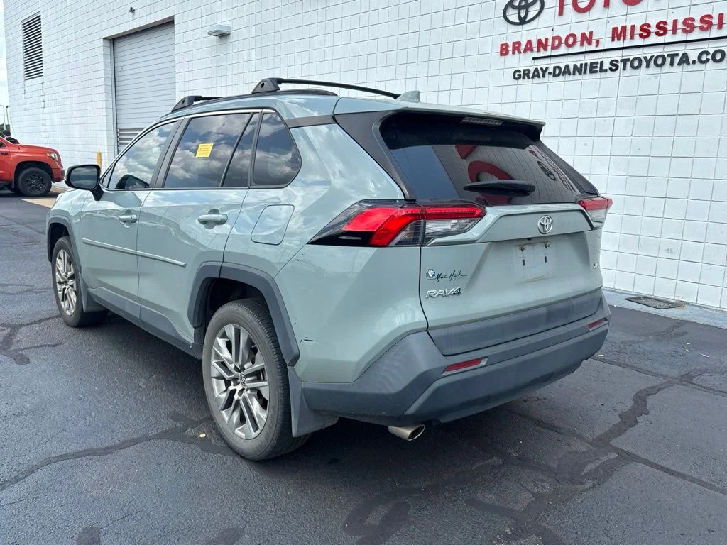 Used 2021  Toyota XLE Premium image 4