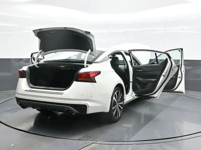 Used 2022 White Nissan 2.5 SR image 29
