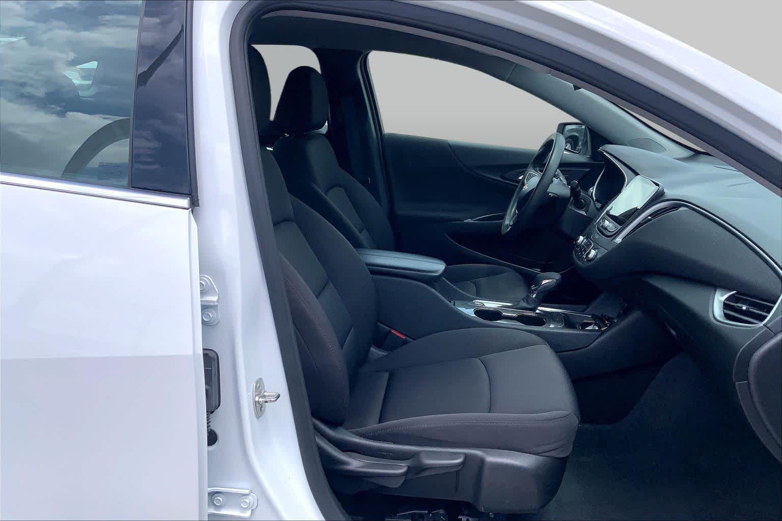 Used 2024 Summit White Chevrolet LT image 9