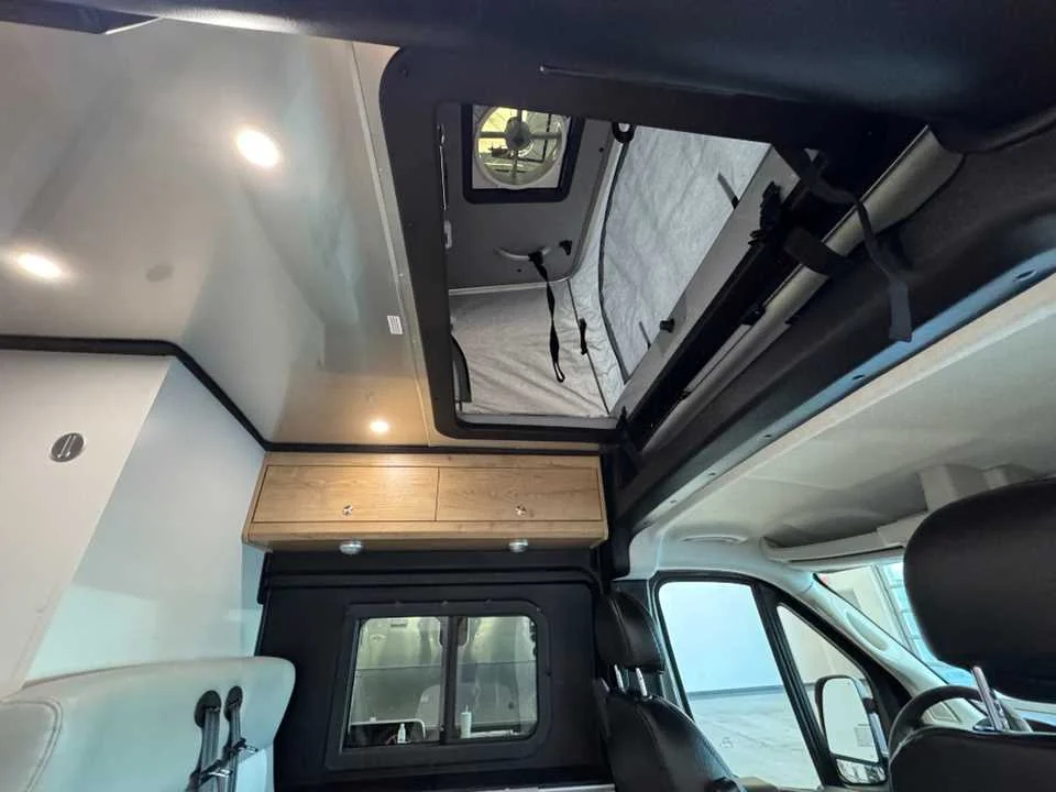 New 2026 GRANITE CRYSTAL METALLIC AIRSTREAM  image 9