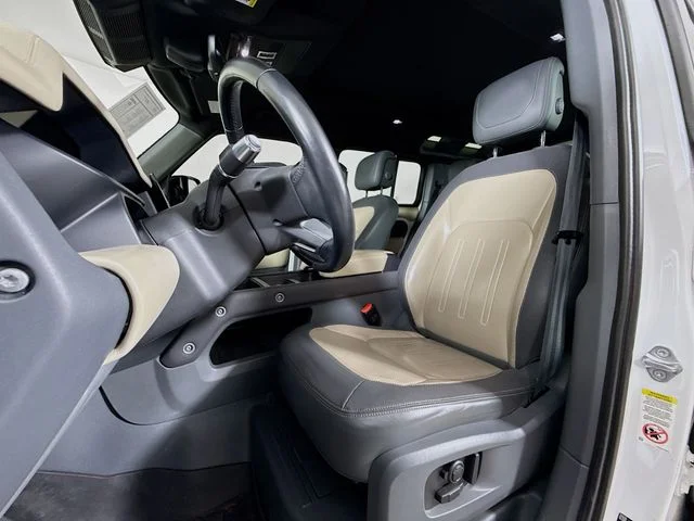 Used 2022 White Land Rover X-Dynamic HSE image 11