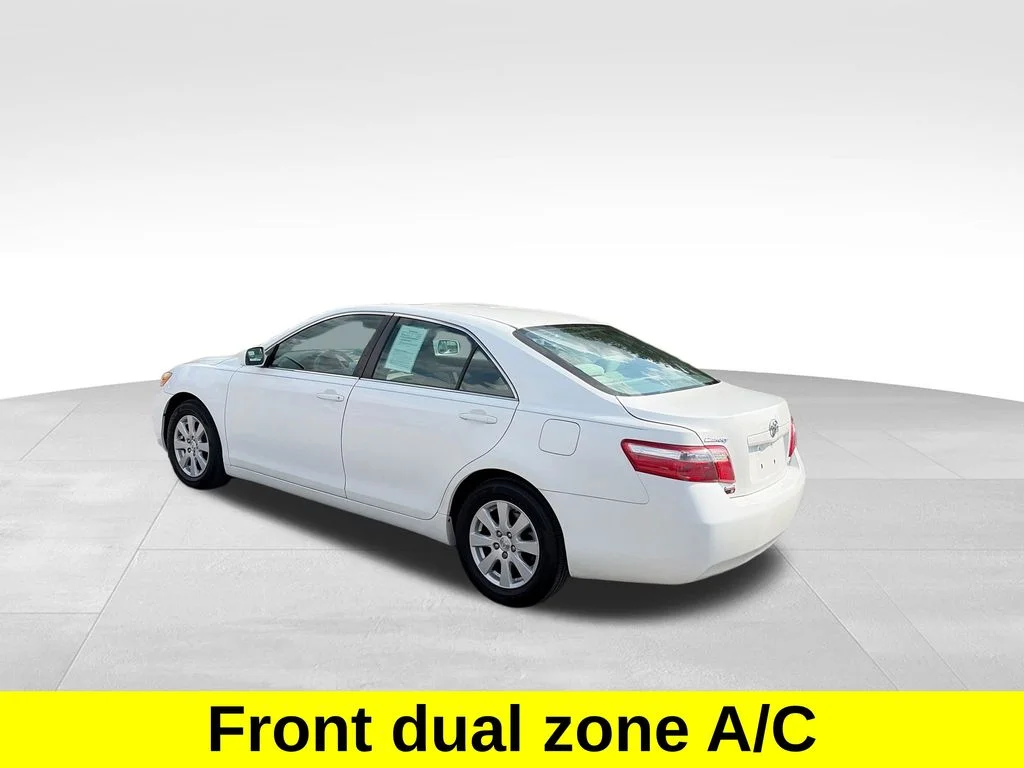 Used 2009 White Toyota XLE image 3