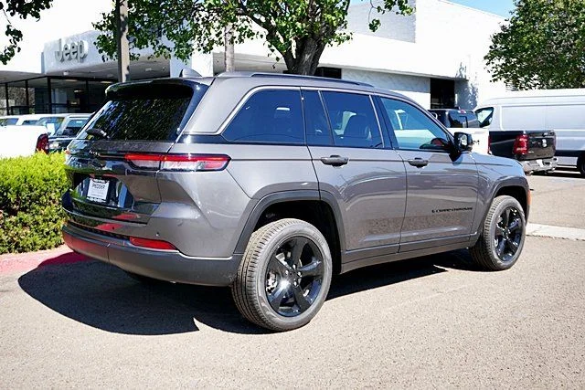 New 2026 Baltic Gray Metallic Clear-Coat Exterior Paint Jeep Limited image 9