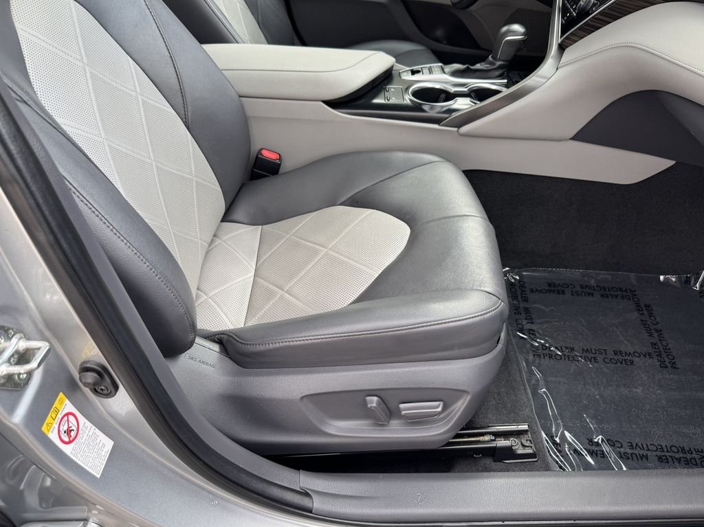 Used 2018 Silver Toyota XLE image 39