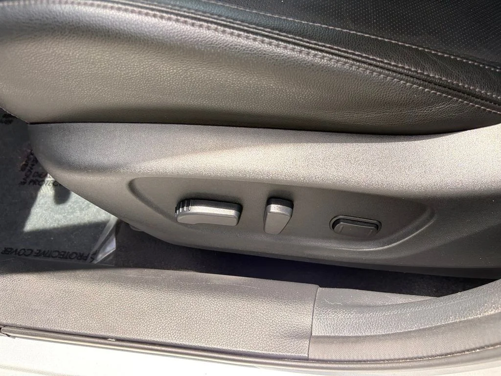 Used 2018 Silver Nissan SL image 23