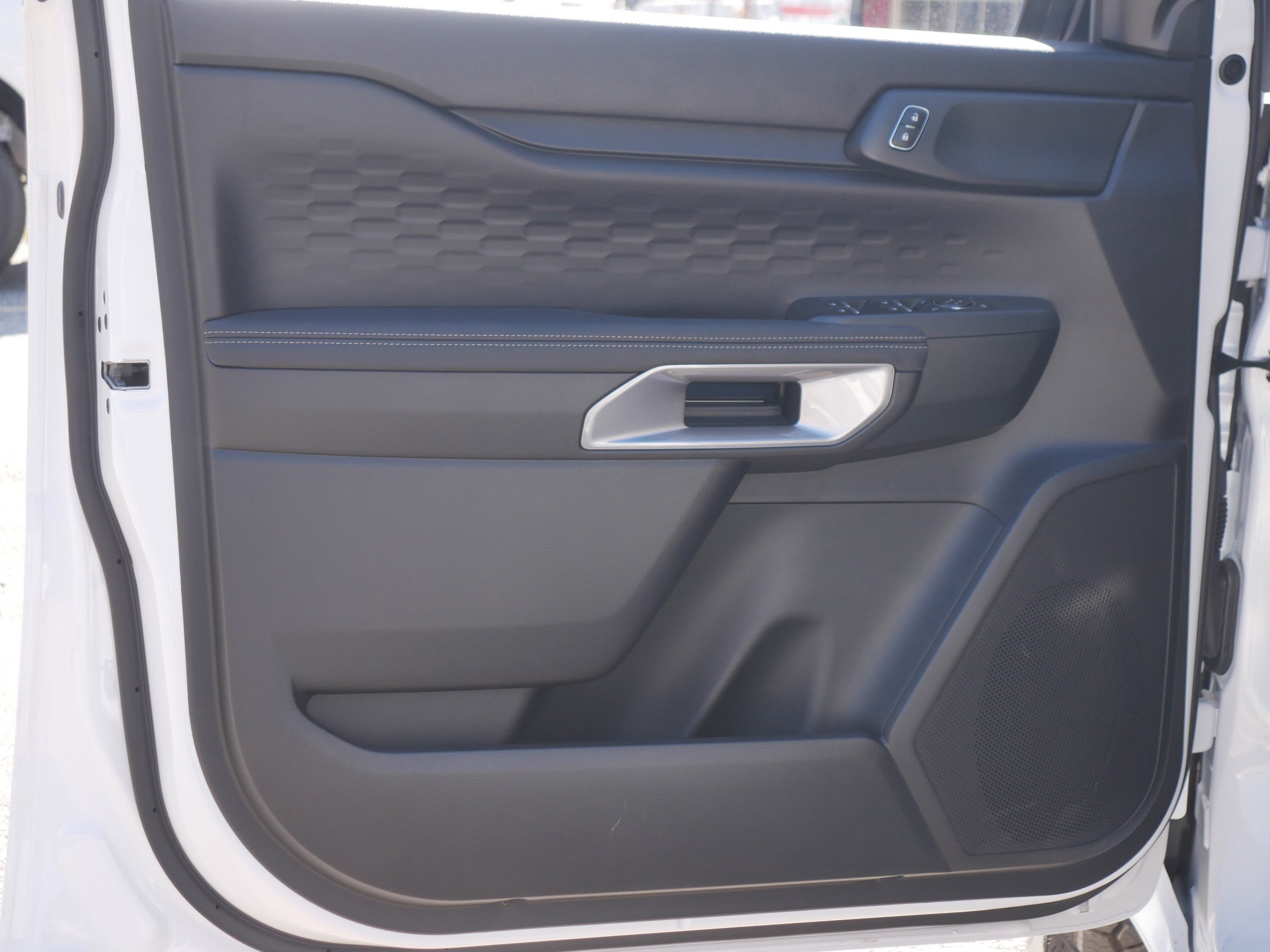 New 2025 Oxford White Ford XLT image 36