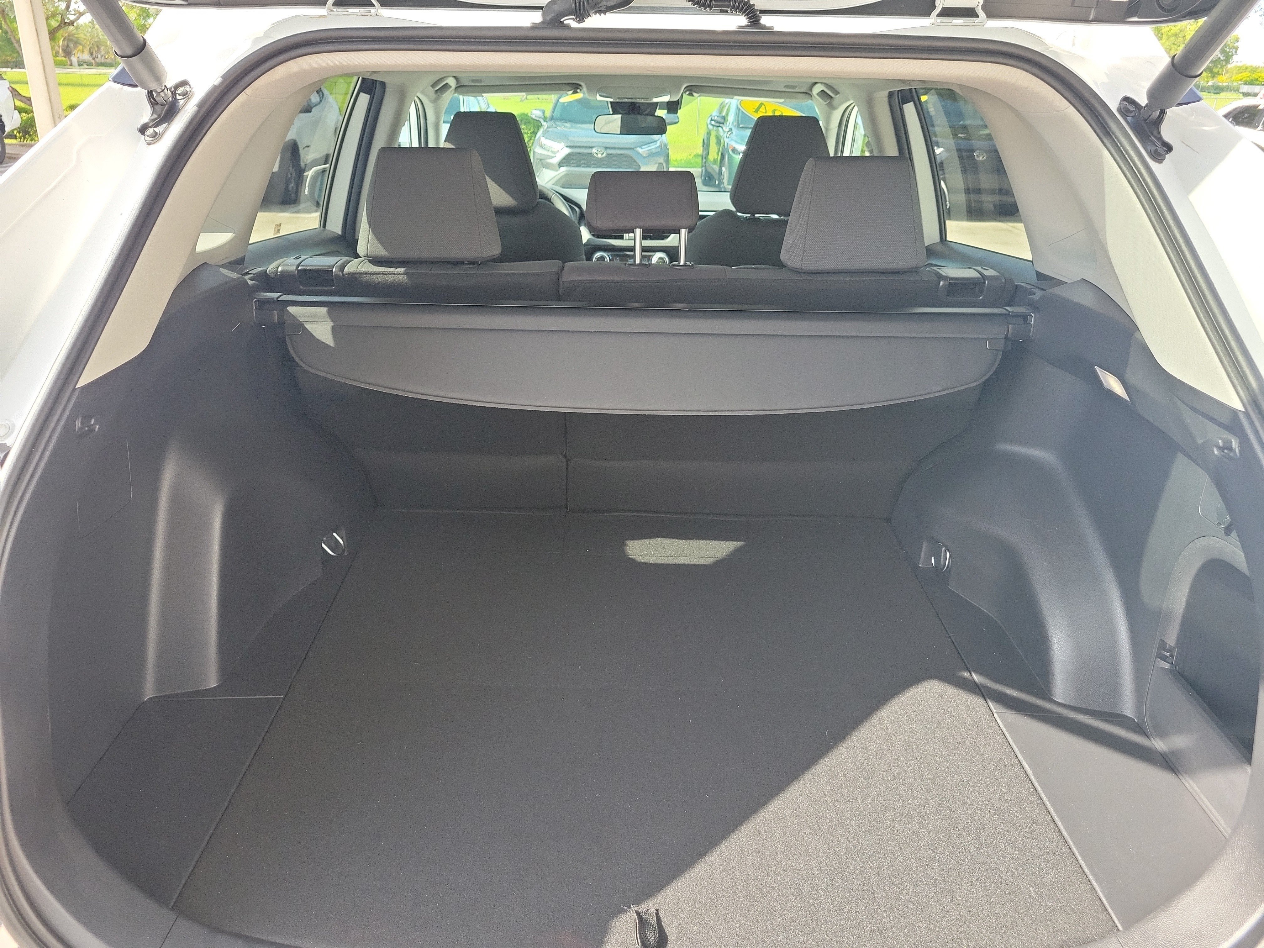 Used 2024 Ice Toyota Hybrid XLE image 10