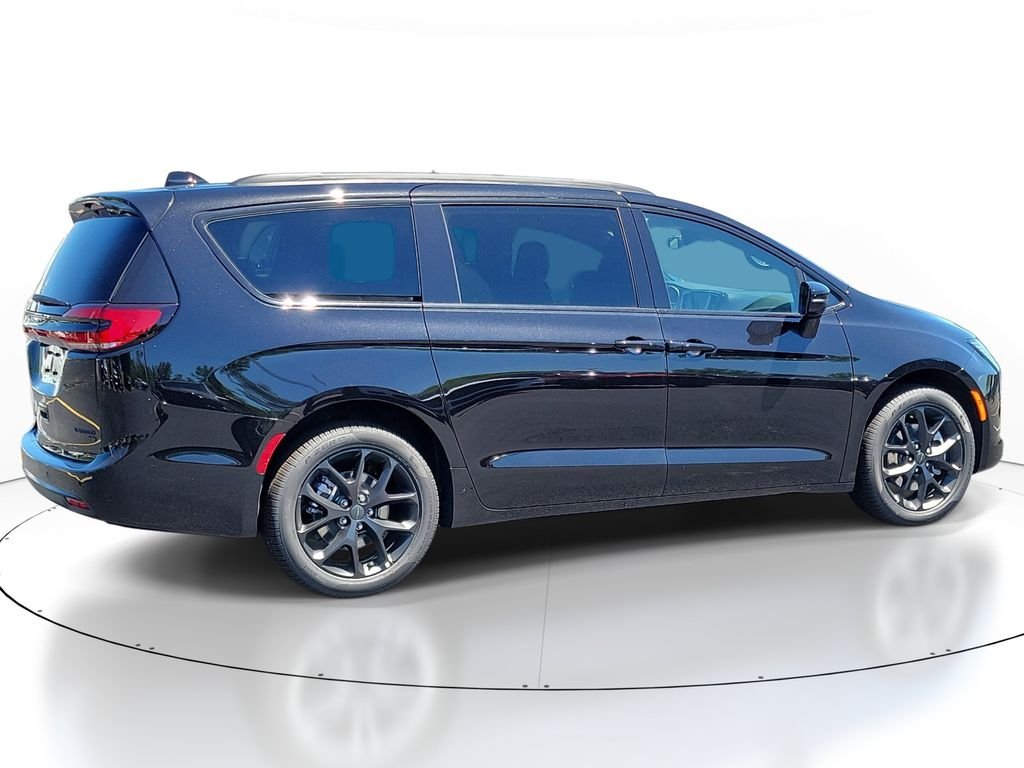 New 2027 Diamond Black Crystal Pearl-Coat Exterior Paint Chrysler Limited image 4