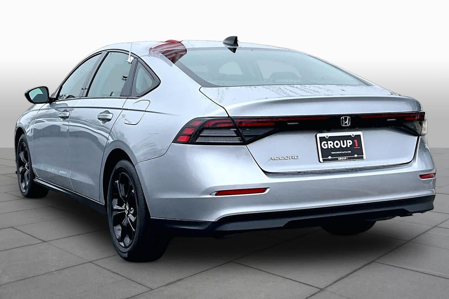 Used 2025 Solar Silver Metallic Honda SE image 11